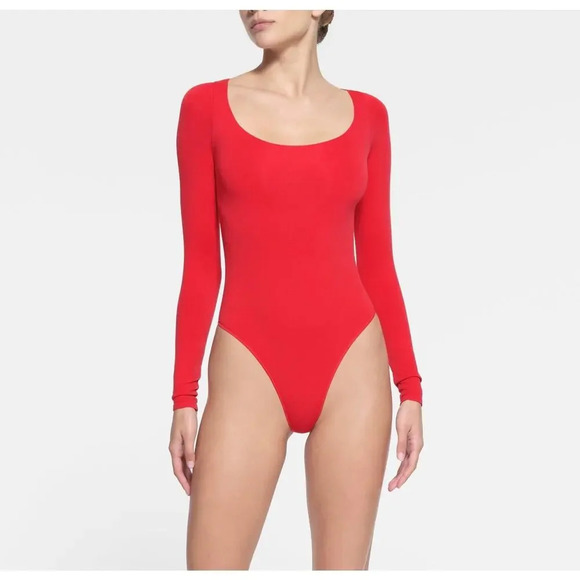 SKIMS ESSENTIAL LONG SLEEVE SCOOP
NECK BODYSUIT | RED (L/XL) - Picture 1 of 4